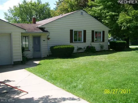 6208 Austin Dr, Ashtabula, OH 44004 photo 2