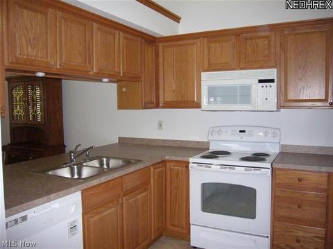 128 Legend Trl, Willowick, OH 44095 photo 8