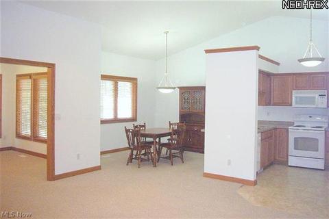 128 Legend Trl, Willowick, OH 44095 photo 5