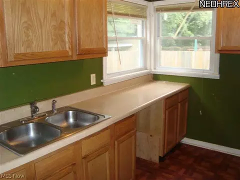 800 E 254th St, Euclid, OH 44132 photo 2