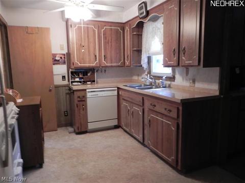 157 E Harvey, Struthers, OH 44471 photo 3