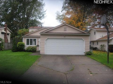 367 Walnut Dr, Berea, OH 44017 photo 1