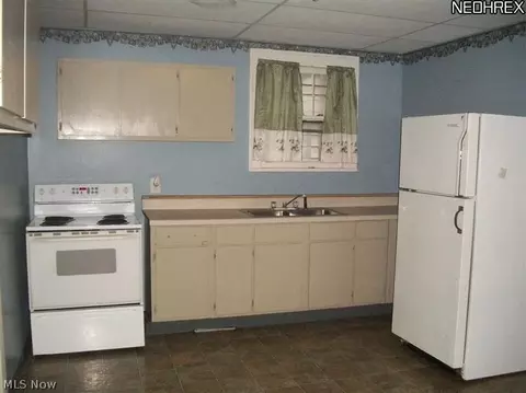 832 W 48th St, Ashtabula, OH 44004 photo 2