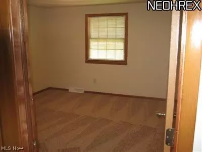 5609 Williston Dr, Parma, OH 44129 photo 3