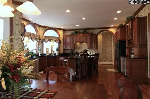 7429 Worlington Dr, Solon, OH 44139 photo 2