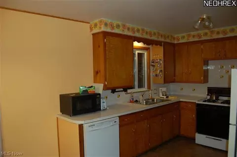 1118 5th St, Struthers, OH 44471 photo 3
