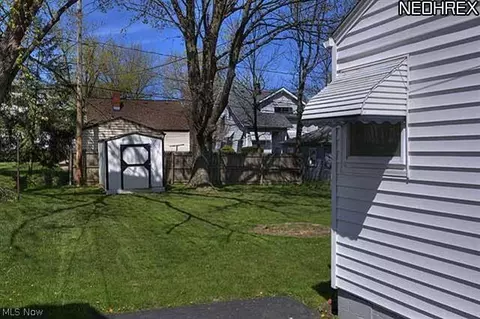 259 E 16th St, Elyria, OH 44035 photo 2