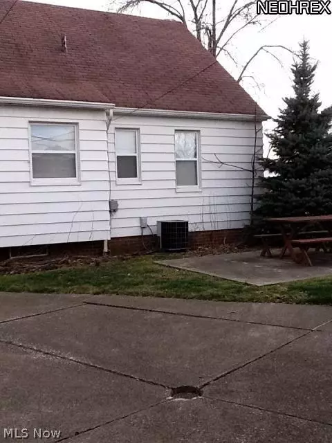 5412 Ackley Rd, Parma, OH 44129 photo 2