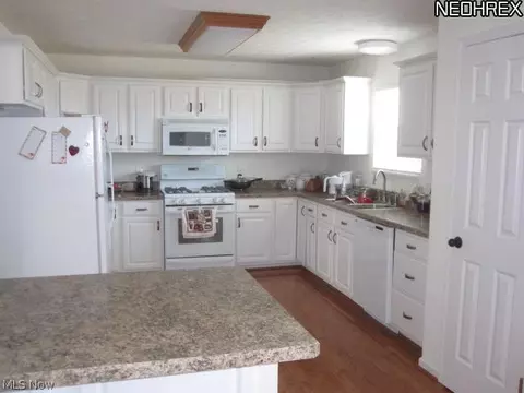 38165 Highgate Blf, Willoughby, OH 44094 photo 2