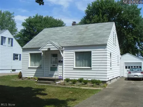 207 Iroquois St, Struthers, OH 44471 photo 2