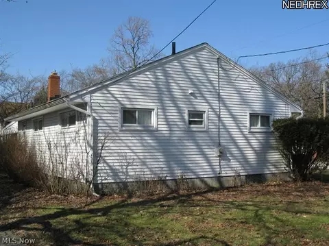 984 Sutherland Ave, Akron, OH 44314 photo 2
