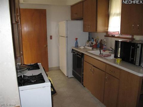 352 High Tee St, Willowick, OH 44095 photo 4