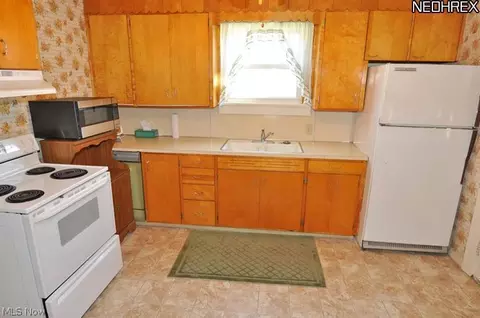324 W 12th St, Dover, OH 44622 photo 2