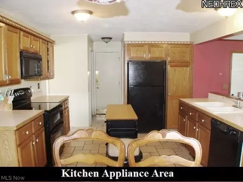 2914 Coventry Dr, Parma, OH 44134 photo 4