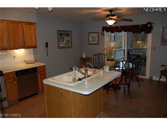 694 Angiline Dr, Youngstown, OH 44512 photo 4