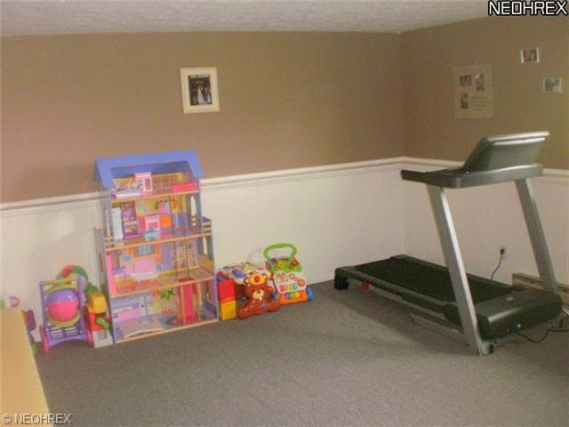 138 Potomac Dr, Elyria, OH 44035 photo 2