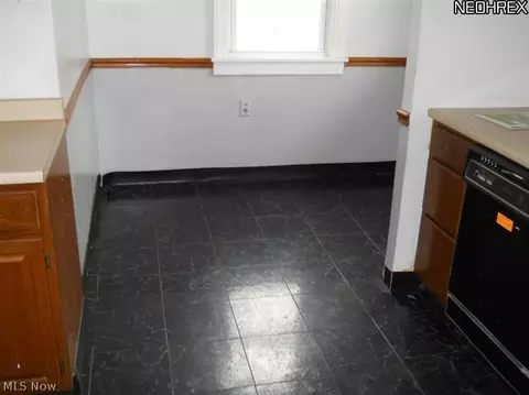 344 E 211th St, Euclid, OH 44123 photo 5