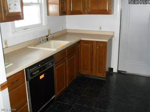 344 E 211th St, Euclid, OH 44123 photo 4