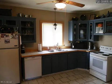 320 W 9th St, Dover, OH 44622 photo 2