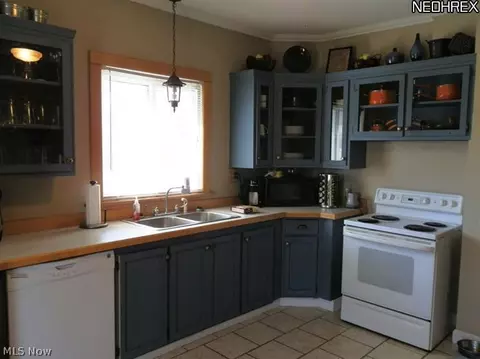 320 W 9th St, Dover, OH 44622 photo 3