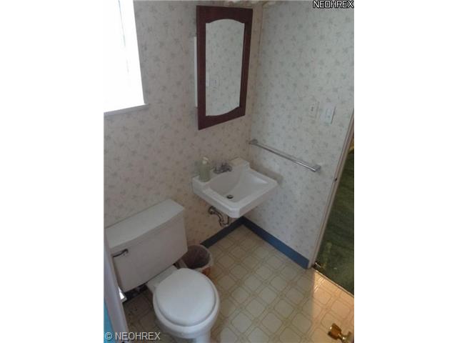 701 Walnut Dr, Euclid, OH 44132 photo 2