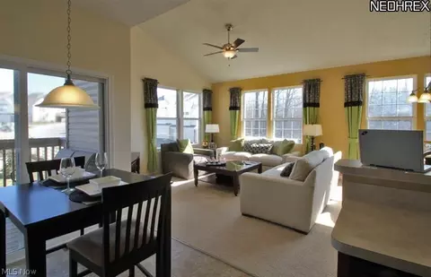424 Stonehurst, Copley, OH 44321 photo 2