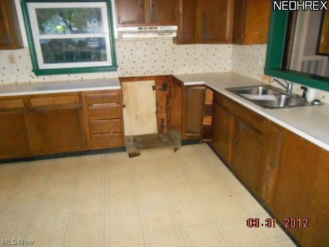 218 5th St, Elyria, OH 44035 photo 3