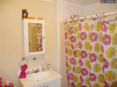 411 Noah Ave, Akron, OH 44320 photo 8