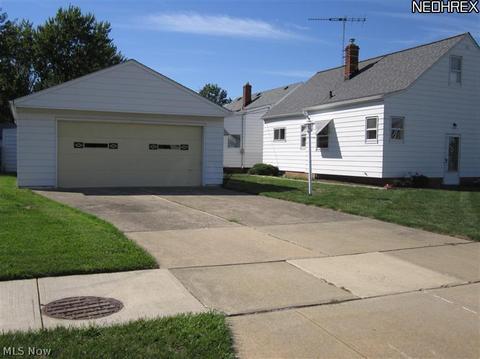 330 Bunker Rd, Willowick, OH 44095 photo 2