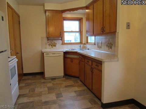 330 Bunker Rd, Willowick, OH 44095 photo 5