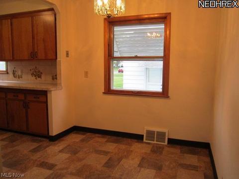 330 Bunker Rd, Willowick, OH 44095 photo 6