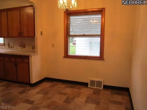 330 Bunker Rd, Willowick, OH 44095 photo 6