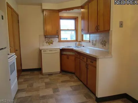 330 Bunker Rd, Willowick, OH 44095 photo 5