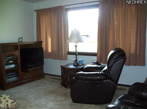 702 Lucille Dr, Elyria, OH 44035 photo 2