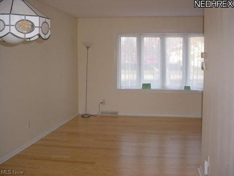 105 Naples Dr, Elyria, OH 44035 photo 3