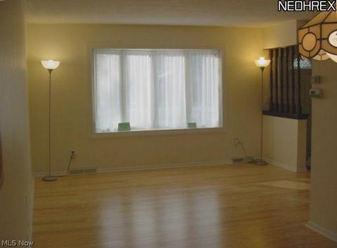 105 Naples Dr, Elyria, OH 44035 photo 2