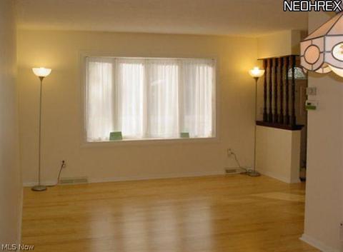 105 Naples Dr, Elyria, OH 44035 photo 4