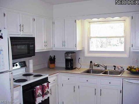 105 Naples Dr, Elyria, OH 44035 photo 8