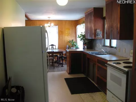 24 Baker St, Berea, OH 44017 photo 2