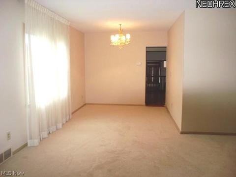 22967 Ivan Ave, Euclid, OH 44123 photo 4