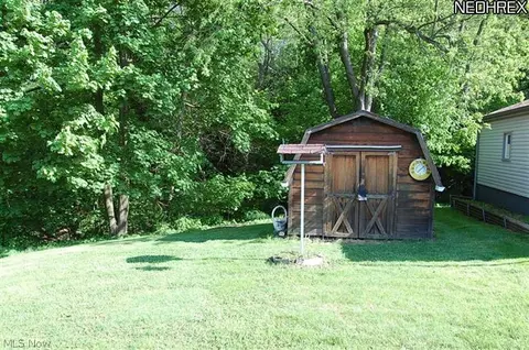 146 Chestnut St, Struthers, OH 44471 photo 8
