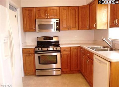 30334 Powell Rd, Willowick, OH 44095 photo 5