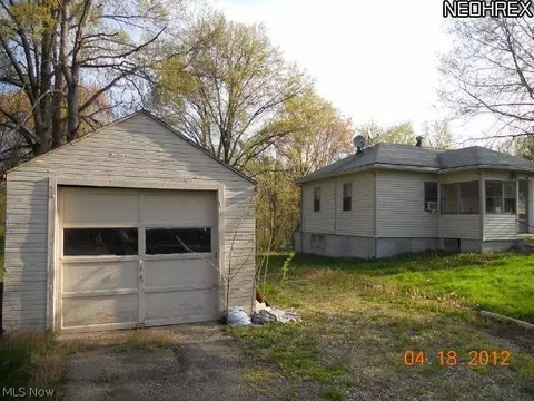 729 Chenoweth Dr, Akron, OH 44319 photo 2