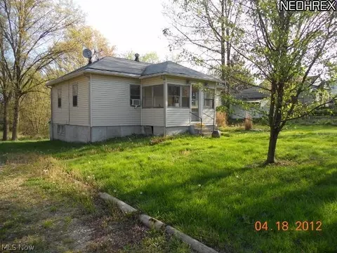 729 Chenoweth Dr, Akron, OH 44319 photo 4
