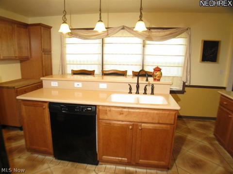 580 San Moritz Dr, Akron, OH 44333 photo 9