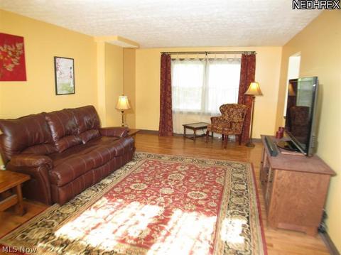 580 San Moritz Dr, Akron, OH 44333 photo 3