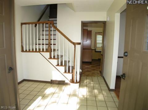 580 San Moritz Dr, Akron, OH 44333 photo 2