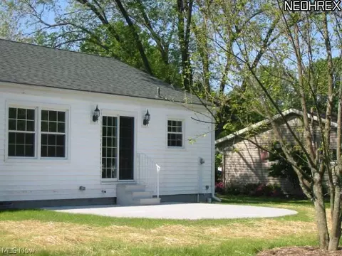 137 Nottingham Dr, Elyria, OH 44035 photo 4