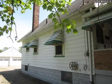573 Sexton St, Struthers, OH 44471 photo 2