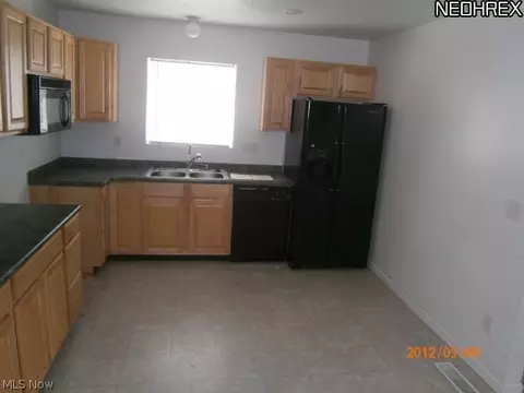 1216 Middle St, Elyria, OH 44035 photo 2